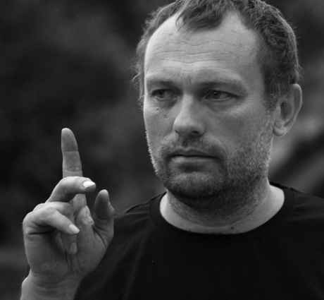 Jaan Toomik poeb nahast v&auml;lja