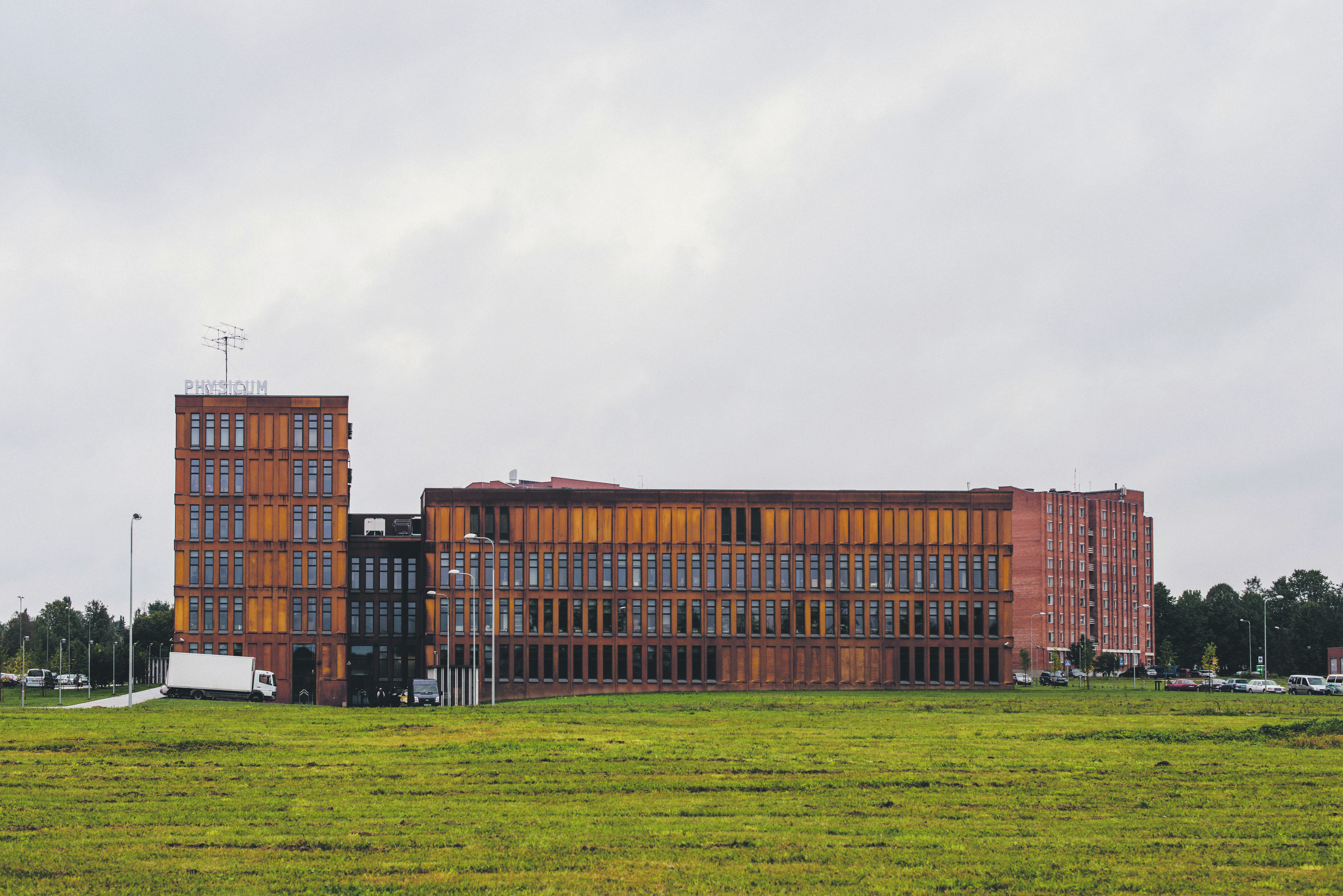 Physicum näeb kõige parem välja just sombuse ilmaga. Päikese ja sinise taevaga on see üleni oranž hoone pisut multikalik ja kitšilik. Hallis vihmaudus mõjub ta pigem monoliitse ja seal sajandeid karastunud terastahukana. Akende vertikaalne korrapärane grupeerimine tekitab rahuliku enesetunde, viitab täpsusele ning rõhutab monoliitsust. 
