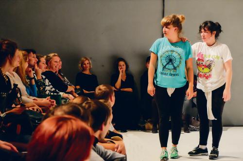 Renate Keerd ja Maria Ibarretxe on toonud lavale plahvatusliku energia ja huumoriga vürtsitatud absurdi. 