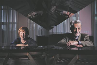 Nelik&uuml;mmend aastat neljal k&auml;el ja kahel klaveril