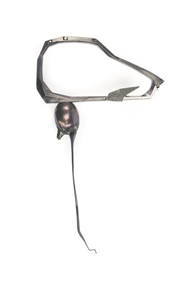 Kadri Mälk. Langetatud pilk. Pross. Mustaks rodeeritud valge kuld,   mustjas barokkpärl, viis musta teemanti, must teemanttolm. 2013. 