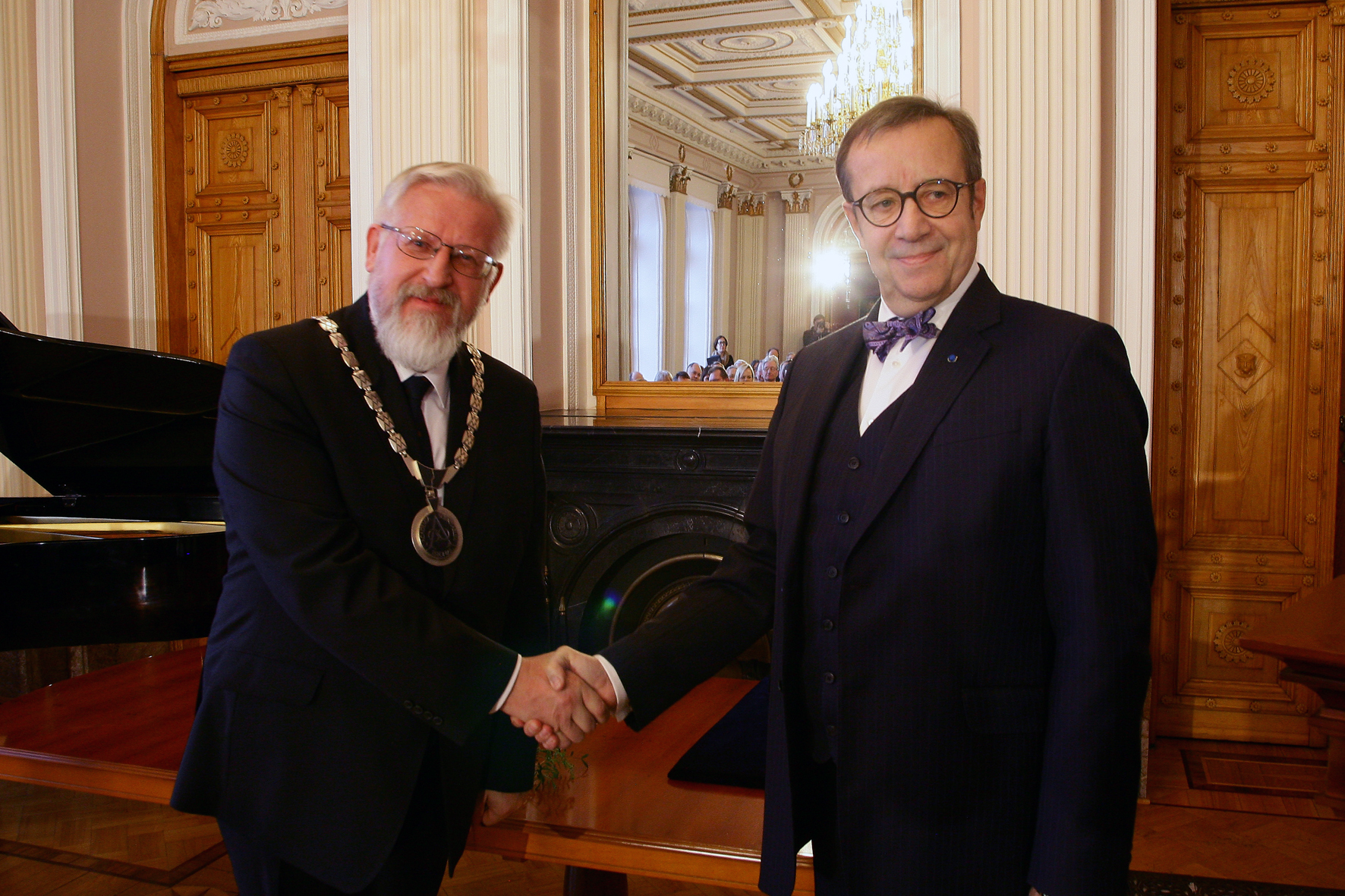 Tervituse andis üle ning ametiketi pani akadeemia uuele presidendile Tarmo Soomerele kaela Eesti Vabariigi president Toomas Hendrik Ilves.