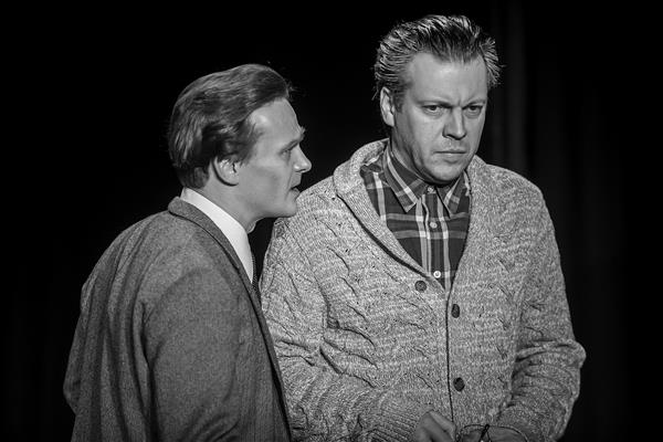 Vendade Kereste lugu Eesti Draamateatris: tippmaletaja Märt (Indrek Sammul) ja füüsik-akadeemik Valdu (Mait Malmsten).