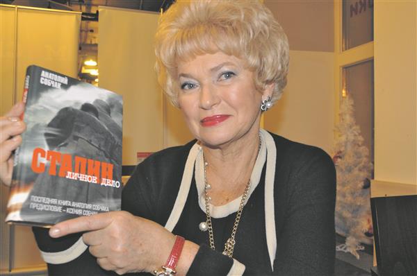 Ljudmila Narussova palus edasi anda südamlikud tervitused Eesti rahvale: „Ma tahan rõhutada, et 1980ndate lõpus ja 1990ndate algul toetas Anatoli Sobtšak väga Eesti iseseisvuspüüdlusi. Meil oli Eestis väga palju sõpru ja me suhtusime Eestisse alati suure sümpaatiaga. 1980ndate algul suvitasime Pärnus Liiva tänaval ning sel suvel kavatseme üle aastate uuesti Pärnusse tulla.“  