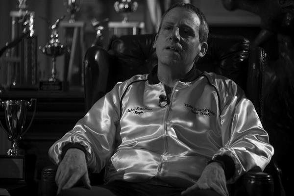 Vampiir kuldses. John du Pont (Steve Carell) üritab noorte maadlejate abiga osta prestiiži ja kuulsust. Carell on ka üks viiest parima meespeaosa nominendist tulevatel Oscaritel.  