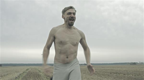 Lavastuse „Eesti ajalugu“ näilist kaootilisust iseloomustab tabavalt näitleja Bert Raudsepa meeletu amokijooks keset sügisest Eesti loodust.