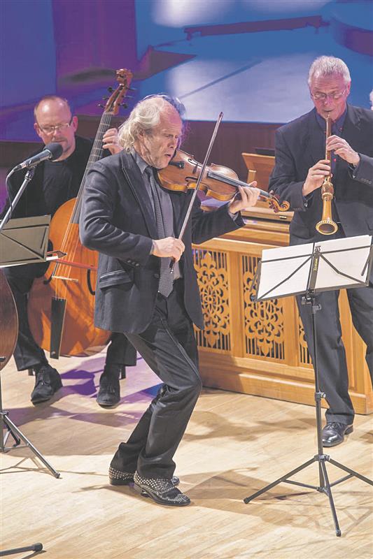 Festivali ainus punane niit on Mustonen ise ja temaga seotud kooslused mitmest ilmakaarest ja setmest stiilist.  