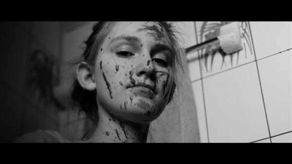 Eelkõige šokeeriva „Nekromantiku“ sarja järgi tuntud Jörg Buttgereit on kolmest osast koosneval horror-kassetil „Saksa äng“ lavastanud episoodi „Viimane tüdruk“, mis viitab õudusfilmi viimasele ellujääjale. Pildil nimitegelane (Lola Gave).  