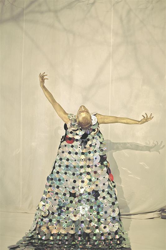 „Valgustatud varjude“ viimases osas ajas miskit säravat ja robotlikku end inimesenäolisena  (Rauno Zubko) püsti, üll CD-toorikutest maas lohisev mantel. Kas sümboliseeris see ettekuulutust tehnika võidust? 