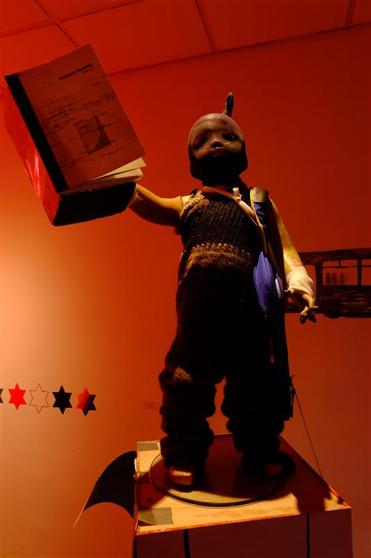 Kadi Estlandi installatsioon „Valgete inimeste mass“ kõneleb kunstnike valikuvõimalustest.