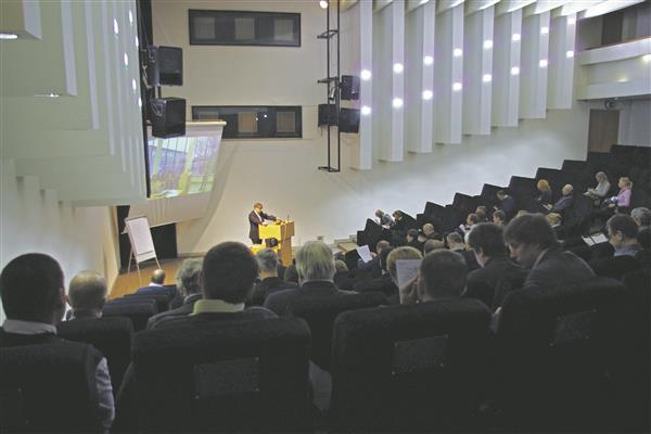 Planeeringu eskiisi arutelu mõte on kohalikke olusid tundvate inimeste ideede ärakuulamine ja kõigile sobiliku ühisosa otsimine. Kirjalik menetlus seda ei asenda, lisab ainult bürokraatiat. 