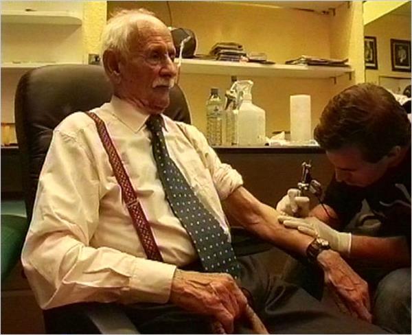 Kaadrid Artur Żmijewski videost „80064“, 2004.