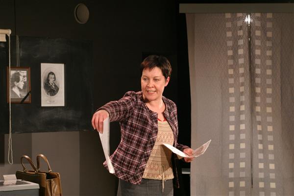 Läbi esteetilise prisma on seni valdavalt eelistatud vaadata koolielu probleemsemat poolt. Viive-Riina Ruusi arvates oleks kunstivahenditest abi ka õpetajate võimekuse, sõltumatuse ja maine tõstmisel.  Pildil Marika Vaarik teatrilavastuses „Klammi sõda“.  