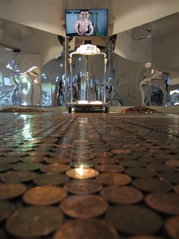 Tallinna Linnagaleriis on vaadata Grupp Helmi (Liisi Eelma ja Minna Hint) väljapanek „Power“ ehk „Võim“. Ruumi reklaamitakse kui jõusaali: jooksulinti saab kasutada,  aga muus mõttes on tegu siiski kunstinäitusega.