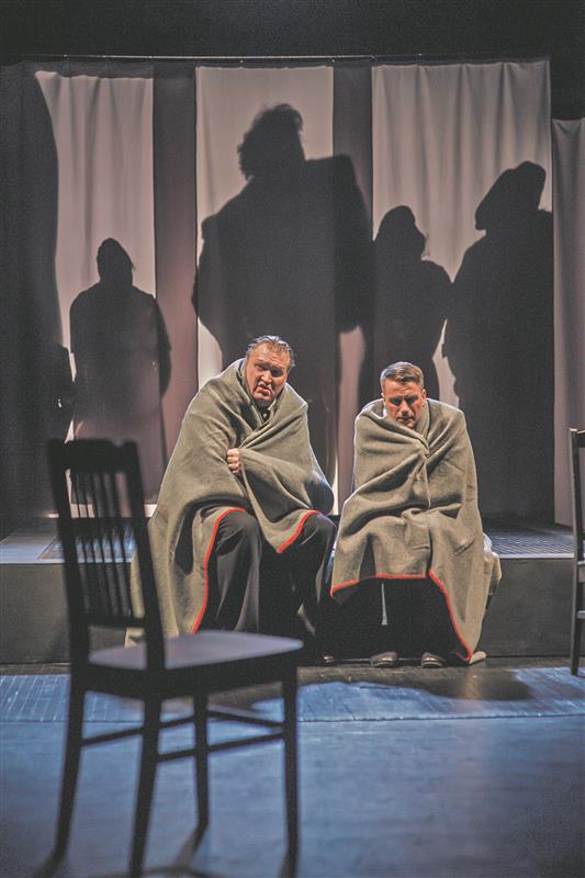 Pidevalt korduvad jutud sellest, kuidas nii Semper kui Barbarus tahtsid Eestist ära, nimetasid Eestit paigaks, mida valitseb sumbunud õhustik jms. Aga mida siis öelda Tuglase ja Suitsu kohta, kes samamoodi mõtlesid ja ütlesid?  Eluaegsed sõbrad Semper (Priit Loog) ja Barbarus (Indrek Taalma) Pärnu teatri lavastuses „Vares“. 