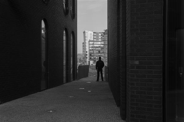 Rotermanni kvartal. Ei jää mulle kunagi ette. Siia tuleb spetsiaalselt tulla, teha teadlik otsus kvartalisse sisse pöörata. Teadlikult tulla kogema, sest see siin pole ju päris. Peas tekib kahtlus, et olen filmivõtetele sattunud, et kõik need üksikud inimesed, keda kohtan, on statistid, liiguvad oma etteantud trajektoori mööda, kaovad hoonetesse või nurga taha. Linnamüra siin pole, ainult juhuslikud jutukatked kaugusest. Avanevad vaated on dramaatilised, hooned kahtlaselt fotogeenilised. Aga see tuul, see tuul ...