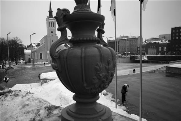 Vabaduse väljak. Vabaduse väljakule satun ma viimasel ajal tihti. Võib-olla alateadlikult valin teekonna vanalinna just sealtkaudu. Tallinnas pole palju nii avaraid ruume, kus kohvikuakna taga veebruarikuise päikese käes silmi kissitada. Tegelikult on Tallinnas tühje ruume palju, need on ka avarad, aga need on juhuslikud, läbimõtlemata, isegi vaenulikud.