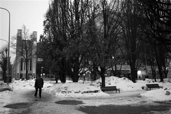 Solarise keskus. Olen aeg-ajalt unistanud, et küll praegu oleks tore, kui Tallinna oleks omal ajal passaaže ehitatud. Kaetud kaubatänavad sobivad meie kliimasse ideaalselt. Olgu, vaese ühiskonna värk, peaksime vist tänulikud olema, et XIX sajandi lõpus polnud raha vanalinna ümber ehitada. Muidu oleks ju nagu Riias, kus suur osa kesklinna hooneid püstitati mõnekümne buumiaasta jooksul ja linnapilt on nagu igal pool mujal Euroopas Helsingist Prahani. Solarist kasutan ma nagu passaaži: kui taevast sajab alla mingit lumetaolist ollust, mõjub igasugune kuiv keskkond kosutavalt.