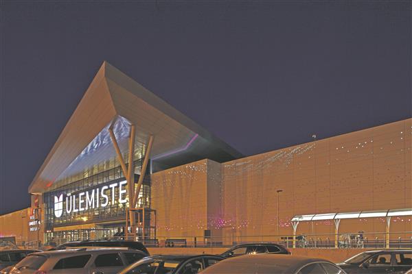 Väljast üpris palju Kristiine keskust meenutav maja on pigem pretensioonitu, kui mulgustatud fassaadi valgusmängu mitte arvestada.  