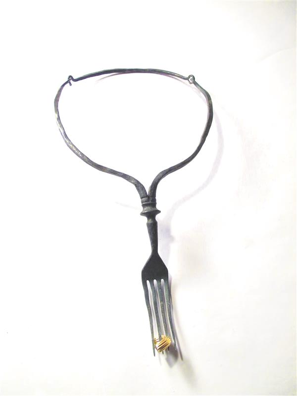 Nils Hint. Nimetu I. Kaelaehe. Sepistatud raud, ready-made, kuld 585, 2010.  