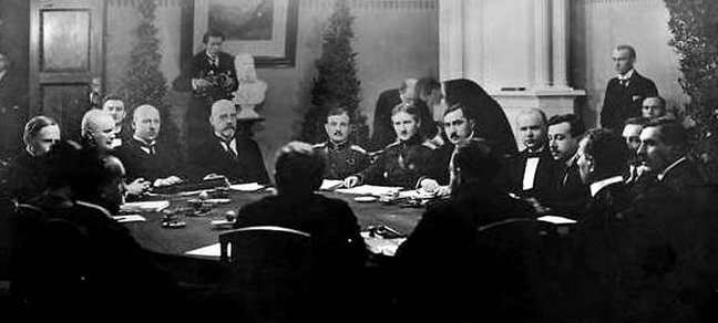 Mihkel Muti lell, biokeemik Viktor Mutt oleks kindlasti saanud esimese eestlasena Nobeli auhinna, kui poleks ise kuulunud žüriisse. Kirjaniku vanaisa Viktor Mutt osales sõjalise konsultandina Eesti delegatsioonis Tartu rahu konverentsil (pildil keskel istuvast Jaan Poskast teine mees paremal).