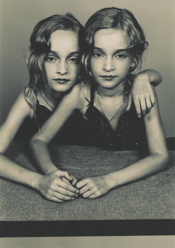 Toomas Volkmann. Rosalie ja Emilie. 1999, fotoseeria. Autori omand. Volkmanni fotod suhestuvad üsna tõsiselt pealkirjas figureeriva mõistega „ilu“. Volkmann on esteet. 