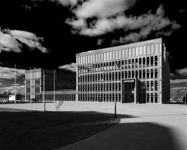 Füüsika instituudi fassaadi roostekarva toon tuleneb betooni rauasulfaadiga töötlemisest ning mõjub efektselt nii päikselisel päeval sinise taeva taustal kui ka tuhmsombuse ilmaga. 