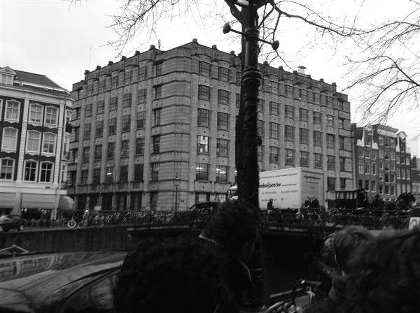 Südalinnas asuv Bungehuis on Amsterdami ülikooli hoonetest üks kaunimaid. Juhtimisvõlgade katteks otsustas juhtkond hoone müüki panna.  