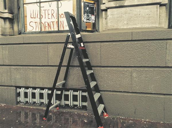 12 päeva liiguti Bungehuisis redeliga sisse-välja esimese korruse akna kaudu.  