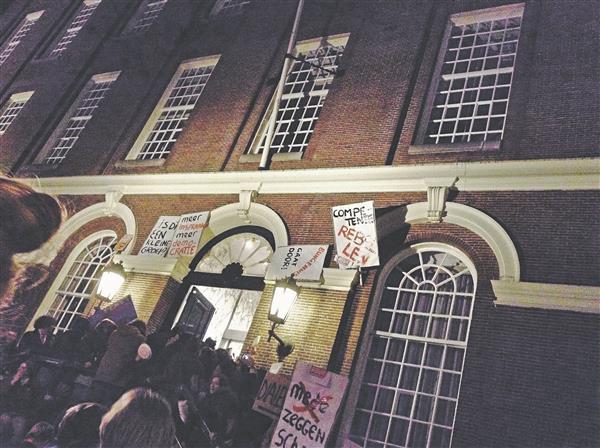 Amsterdami ülikooli administratsioonile kuulunud Maagdenhuisi hoone hõivas  Uue Ülikooli liikumine spontaanselt ja paljudele ootamatult. Hoone on liikumise käes alates 25. veebruarist. 