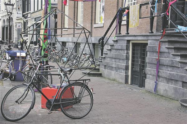 6. märtsil avati Punaseks väljakuks kuulutatud Spui väljakul Maagdenhuisi okupatsiooni sümboliseeriv vastumonument – teemant punase kuubi otsas. Metalne teemant, mis koosneb paljudest kolmnurkadest, osutab protestide levikule ja jätkumisele. 