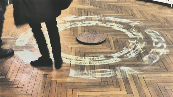 Timo Tootsi interaktiivse teose „Meediamull“  aktiveerimiseks tuleb vaatajal keerlevat puitplaati jalgadega liigutada.