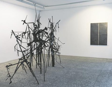 Urve Küttneri maalilised metalltaiesed ja Nils Hindi kolmemõõtmelised ruumi­objektid on omavahel nii peenes kokkukõlas, et mõjuvad nagu üks teos.