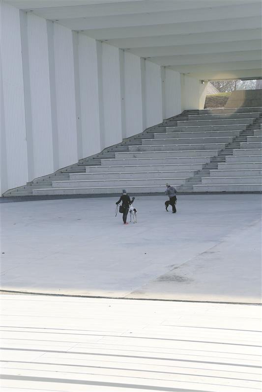 Laululava näol on Viljandi linnaruumi rikastatud väärtarhitektuuriga, kuid pole loodud stiimulit, mis kiusaks, noriks tüli, kõdistaks, ehmataks, tekitaks ebamugavust või kadedust, paneks juurdlema või vastu vaidlema. 