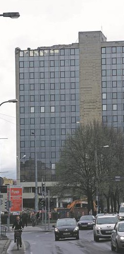 Plaanikomitee arvutuskeskuse hoone, praegu rahandusministeeriumi hoone. Autor arhitekt Ülo Ilves, dolomiitreljeefi autor Edgar Viies, valminud 1978. aastal.