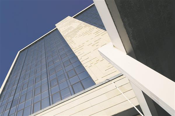 Rahandusministeeriumi dolomiitreljeef (autor Edgar Viires), esimene suur abstraktne kunstiteos Nõukogude Eesti avalikus ruumis.  