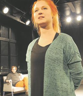 Katariina Ratasepp oma lavastuses  „Kallis, ma valetasin“.