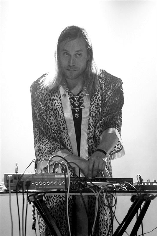 Festivali üheks kangelaseks vähemalt minu silmis kerkis soome trummar Tatu Rönkkö, kes tegi kontserttuuri tallinlaste köökidesse ja esines „Jazzkaare“ avaõhtul elektroonilist eksperimentaalmuusikat viljeleva sooloartistina. 