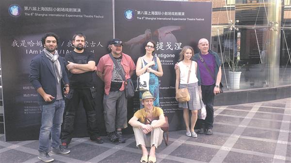 „Antigone“ trupp Shanghai teatrifestivalil: (vasakult) lavastaja Homayun Ghanizadeh, valguskunstnik Priidu Adlas, näitlejad Ago Anderson, Külli Reinumägi, Elina Reinold, Andrus Vaarik ja (ees) Raimo Pass. 