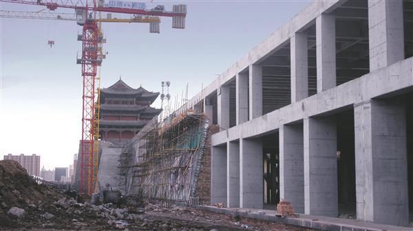 Geng Yanbo otsustas vana linnamüüri taas üles ehitada kogu nelja ruutkilomeetri suuruse vanalinna ala ümber. 