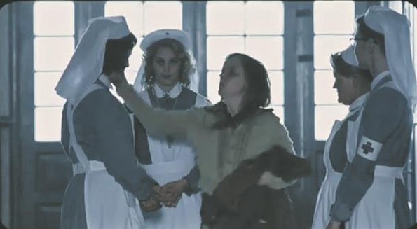 Eestiski oli eugeenika ja genealoogia selts, mis tõttas kohe pärast riigipööret, 1934. aasta mais esitama riigivanemale tõuparanduslikke ettepanekuid. Kuigi steriliseerimine pidi üldjuhul olema vabatahtlik, soovitati sellest keeldunud inimesi mitte võtta riigi või omavalitsuse hoolekandele, paigutada määramatuks ajaks kinnistesse asutistesse või töömajadesse. Tõuparandajad leidsid mõistmist ja 1936. aastal võetigi Eestis vastu steriliseerimise seadus. Pildil kaader Rootsi töömajast Klaus Häro filmis „Uus inimene“.  