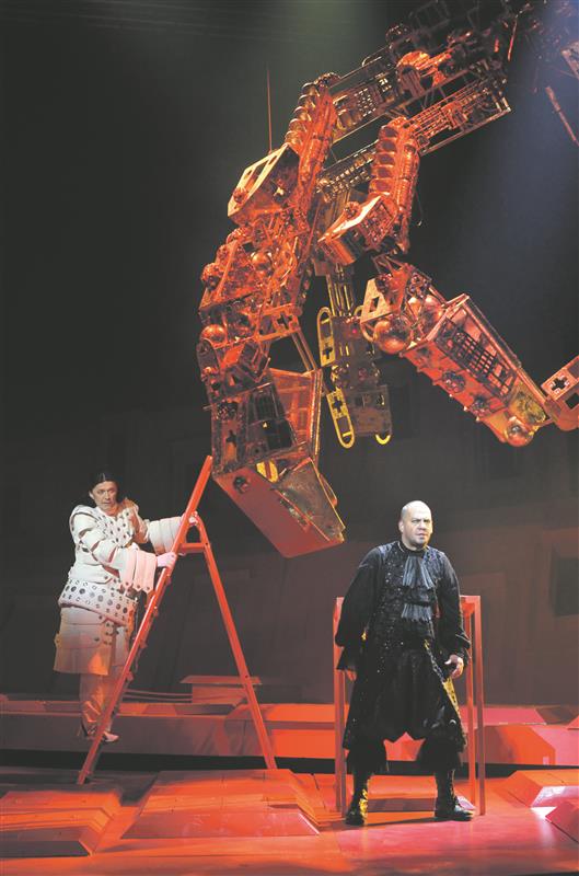 Ooperi kaks tähtsaimat meesrolli, mõlemad dramaatilised, on ka parimad: Jyrki Anttila Ohvitser ja Rauno Elbi Cardillac. 