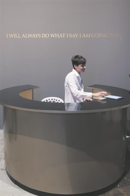 Meeldiva üllatusena sai parima kunstniku auhinna (Golden Lion) kontseptualistlik installatsioonikunstnik Adrian Piper (USA).  Interaktiivne teos Arsenales, kus vaataja saab iseendaga lepingu sõlmida.