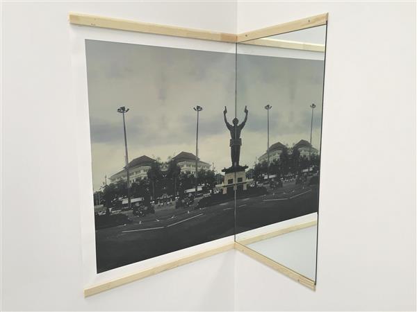 Vaid peegeldus loob terviku. Kiwa installatsioon „i pool, ii pool“ (2015).