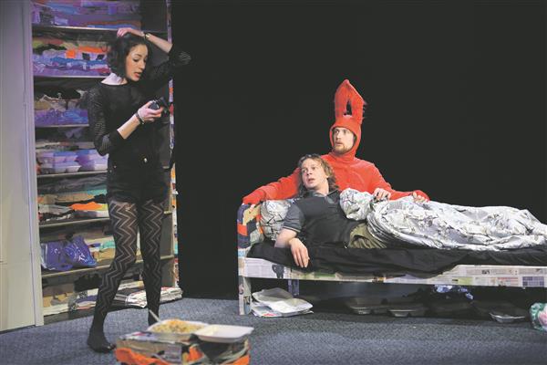 Erakliku loomuga Kelvini (Meelis Põdersoo) ja tema kujuteldava sõbra, hiiglasliku punase jänese (Martin Kõiv) argipäeva pöörab pahupidi tütarlaps Katja (Kristiina-Hortensia Port). 