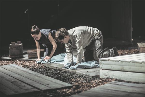 Kui lavastuses „Meie oma tõde, meie oma õigus“ tahetakse tuua vaatajani kahe noore armastaja Mari (Maria Soomets) ja Jussi (Priit Strandberg) tunded,  siis vürtsitatakse seda huumoriga, tõsidus ja jant käivad käsikäes. 