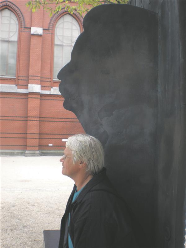 Alo Põldmäe Griegi mälestusmärgi  juures Bergenis. Selle reisi muljed heiastuvad tema tsüklis „Norra fjordid“, mis kõlas juubelikontserdil klaveriduolt  Müntel-Toots. 