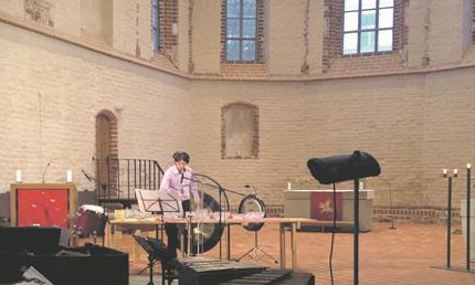 Tanja Kozlova-Johannese „Jää kurvid“ löökpillidele (Vambola Krigul), fonogrammile ja live-elektroonikale oli suurepärane näide sellest, kuidas muusika peidab end mittemuusikaliste helide vahel. 