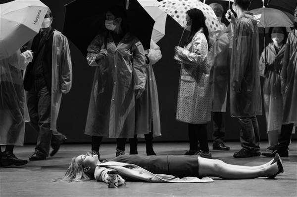 Lavastuses „Tund, mil me üksteisest midagi ei teadnud“ näeb tegelaskujude laia paletti: tööle kiirustavad kontori-yuppie’d, sädistavad teismelised, tervisesportlased,  tänavasulid, tegusad ehitustöölised, meeleheitel koduperenaised, hajameelsed jaapani turistid, ostlevad mosleminaised .. 