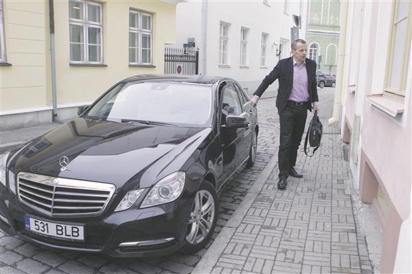 Teame autojuhte, kes ei suuda aeglaselt edenevas autokolonnis teiste kombel kannatlikult liikuda, vaid sööstavad igasse vabasse prakku, kuni.... Täitsa tavaline lugu inimestest, kellel pole jõudu tunnistada maailma kui eri jõudude ja tegurite habrast tasakaalu.  Pidevalt kiiruse ületamisega vahele jääv Jürgen Ligi on niisuguse ellusuhtumise apostel.  